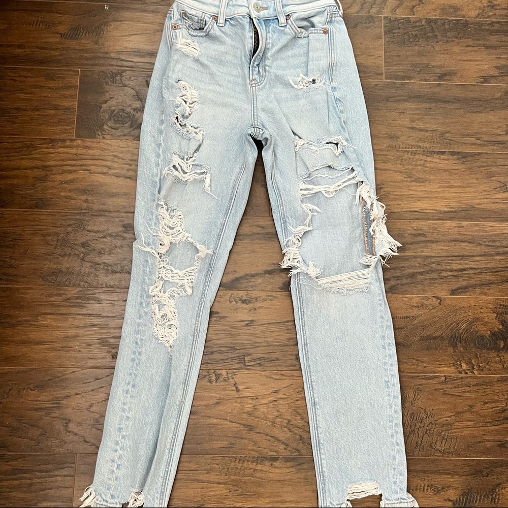 Light wash American Eagle straight leg mom jeans. Size 000